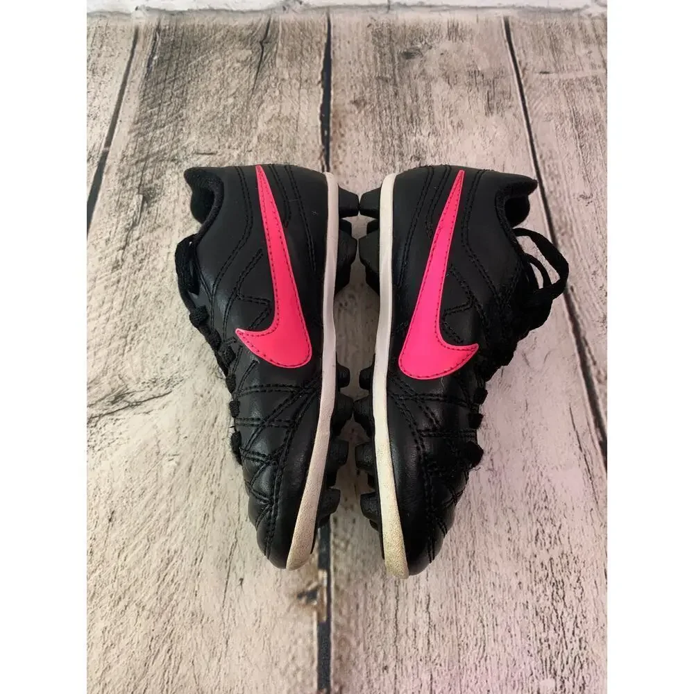 NIKE Girl's Black/Pink Soccer Cleats / Size: 10C